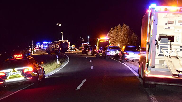 Archivbild von Oktober 2018: Einsatzkräfte an der Unfallstelle zwischen Altenschönbach und Schönaich im Landkreis Kitzingen nach dem Unfall mit zwei Toten und zwei Schwerverletzten. Archivbild von Oktober 2018: Einsatzkräfte an der Unfallstelle zwischen Altenschönbach und Schönaich im Landkreis Kitzingen nach dem Unfall mit zwei Toten und zwei Schwerverletzten. 