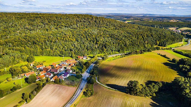 Zu den Heiligen Ländern zählen zahlreiche kleine Orte, Weiler und Einöden. Hier eine Aufnahme eines Dorfes, dessen Namen oft Schmunzeln auslöst: Goggelgereuth. Zu den Heiligen Ländern zählen zahlreiche kleine Orte, Weiler und Einöden. Hier eine Aufnahme eines Dorfes, dessen Namen oft Schmunzeln auslöst: Goggelgereuth. 