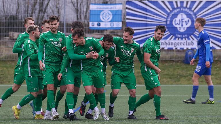 Abtswinder Spieler jubeln über das Tor von Felix Lehrmann (vorne) zur Führung. Der TSV Abtswind gewinnt zum vierten Mal in Folge das unterfränkische Bayernliga-Duell gegen den FV 04 Würzburg, der sich über die Niederlage in mehrfacher Sicht ärgern konnte. Abtswinder Spieler jubeln über das Tor von Felix Lehrmann (vorne) zur Führung. Der TSV Abtswind gewinnt zum vierten Mal in Folge das unterfränkische Bayernliga-Duell gegen den FV 04 Würzburg, der sich über die Niederlage in mehrfacher Sicht ärgern konnte.