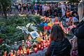 Trauer und Gedenken: Zahlreiche Menschen nahmen am Dienstagabend vom 28-jährigen Alex R. Abschied, der am Kreisverkehr vor Stift Haug in Würzburg sein Leben verloren hat.