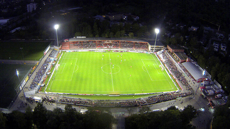 Kickers: DFB-Pokalspiel in Schweinfurt?       -  Die Flyeralarm Arena am Würzburger Dallenberg bei Nacht.