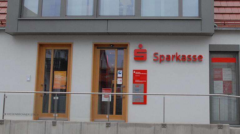 Erst vor sechs Jahren in Rödelsee neu eingerichtet, fiel die Rödelseer Filiale der Filialnetz-Optimierung der Sparkasse Mainfranken Würzburg zum Opfer. Erst vor sechs Jahren in Rödelsee neu eingerichtet, fiel die Rödelseer Filiale der Filialnetz-Optimierung der Sparkasse Mainfranken Würzburg zum Opfer.