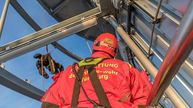 Berufsfeuerwehr:  Rettungsübung am Heizkraftwerk       -  Die Berufsfeuerwehr Würzburg führt am Mittwoch (10.01.24) am Heizkraftwerk an der Friedensbrücke in Würzburg eine Höhen-Rettungsübung durch.