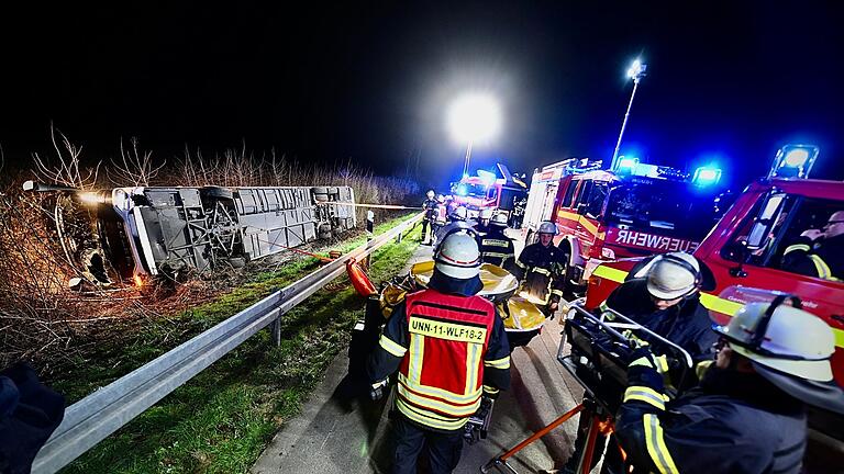 Reisebus auf A44 verunglückt.jpeg       -  Die Ursache für den Unfall ist laut Polizei noch unklar.