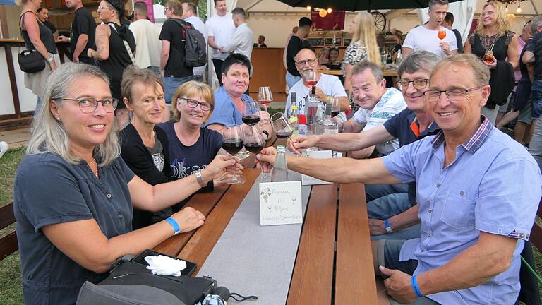 Einen tollen Start ins 33. Altmain-Weinfest in Sand erlebten am Freitag Tausende Besucherinnen und Besucher mit der Band &quot;Bayern-Mafia&quot;