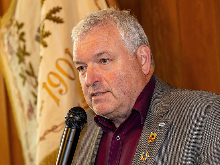  Jürgen Hennemann, Bürgermeister in Ebern, reicht eine Wunderkerze an Silvester. Jürgen Hennemann, Bürgermeister in Ebern, reicht eine Wunderkerze an Silvester.