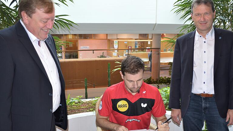 Ein ganz Großer seines Sports: Timo Boll trug sich am Montag im Beisein von Bürgermeister Thomas Helbling (rechts) und Kurdirektor Werner Angermüller ins Goldene Buch der Stadt Bad Königshofen ein - mit seiner starken linken Hand, natürlich. Ein ganz Großer seines Sports: Timo Boll trug sich am Montag im Beisein von Bürgermeister Thomas Helbling (rechts) und Kurdirektor Werner Angermüller ins Goldene Buch der Stadt Bad Königshofen ein - mit seiner starken linken Hand, natürlich.