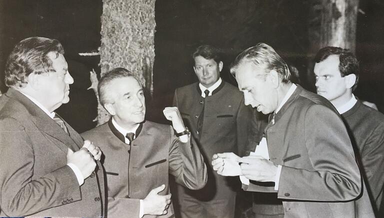 Hans Bibelriether (2. von rechts) bei einem Besuch von Ministerpräsident Franz-Josef Strauß und Landwirtschaftsminister Hans Eisenmann (von links) im Nationalpark Bayerischer Wald.