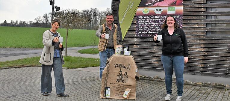 Beim Verkosten des Partnerschafts-Kaffees 'Biosphare² – Peru trifft Rhon“ (von links): Dr. Doris Pokorny (Projektverantwortliche bei der bayerischen Verwaltung des UNESCO-Biospharenreservats Rhon), Rainer Buhner (Rosterei Rhon Kaffee) und Stephanie Meinecke von der Rhon GmbH (in Vertretung der Projektverantwortlichen Nadja Schneider).