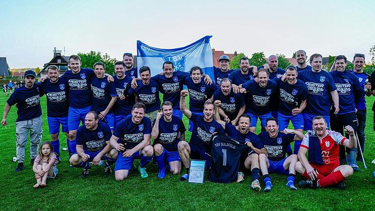Der TSV Sulzfeld ist Meister der B-Klasse Würzburg 2 in der Saison 2023/24. Nach ihrem höchsten Saisonsieg am vorletzten Spieltag war den Sulzfeldern die Meisterschaft nicht mehr zu nehmen. Der TSV Sulzfeld ist Meister der B-Klasse Würzburg 2 in der Saison 2023/24. Nach ihrem höchsten Saisonsieg am vorletzten Spieltag war den Sulzfeldern die Meisterschaft nicht mehr zu nehmen.