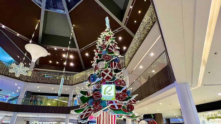 Weihnachtszeit auf den Philippinen       -  Schon Monate vor Weihnachten werden in Einkaufszentren riesige Weihnachtsbäume enthüllt.