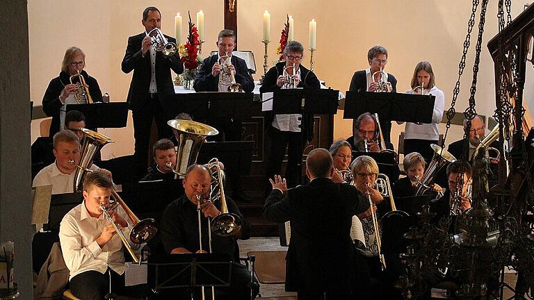 Mit seinem Jubiläumskonzert begeisterte der Posaunenchor Friesenhausen unter der Leitung von Matthias Wolf die Gäste, die zum Zuhören und Mitfeiern gekommen waren.