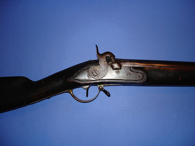 Ein Infanteriegewehr der Lohrer Landwehr. Mit solchen Gewehren wäre fast die Lohrer Landwehr gegen die preußischen mit den schnellfeuernden Hinterladern (Zündnadelgewehren) ausgerüsteten Truppen 1866 angetreten. Ein gütiges Geschick oder einfach die Angst vor einem Blutbad verhinderte den unsinnigen Einsatz.