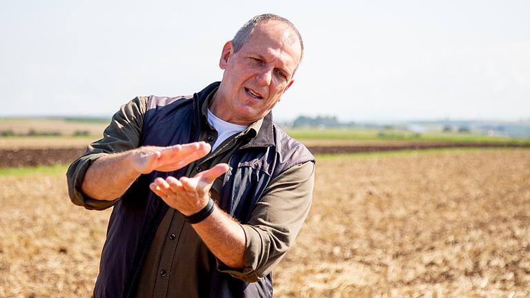 Roland Eichhorn, Leiter des Geolgischen Dienstes am Landratsamt für Umwelt in Hof, erklärt die Entstehung der extrem fruchtbaren Schwarzerde nach der letzten Eiszeit vor rund 10 000 Jahren. Roland Eichhorn, Leiter des Geolgischen Dienstes am Landratsamt für Umwelt in Hof, erklärt die Entstehung der extrem fruchtbaren Schwarzerde nach der letzten Eiszeit vor rund 10 000 Jahren. 