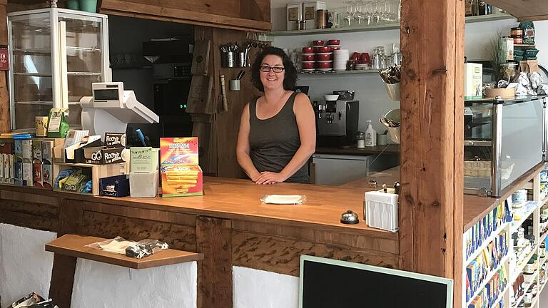 Die Regale sind befüllt, jetzt kann es los gehen: Silke Beck ist mit ihrem Café ZwergRiese und dem dazugehörigen Laden umgezogen. Die Regale sind befüllt, jetzt kann es los gehen: Silke Beck ist mit ihrem Café ZwergRiese und dem dazugehörigen Laden umgezogen.