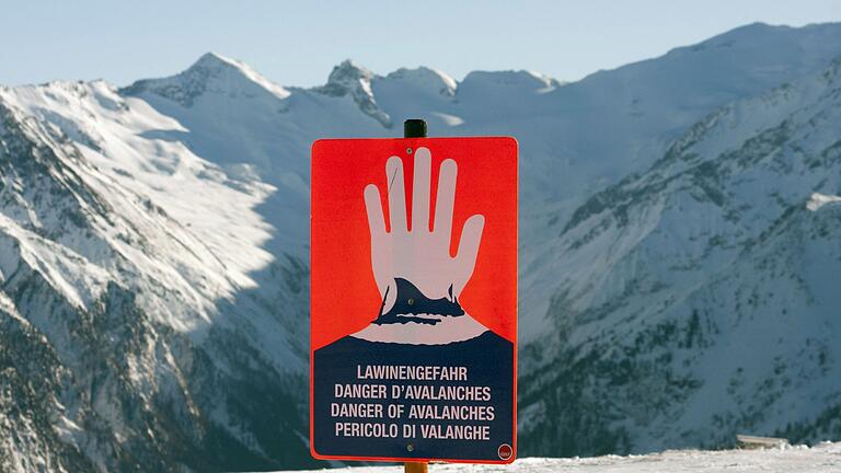 Zehn Verschüttete unter Lawine in Österreich vermutet.jpeg - In Sölden hat eine Lawine am Donnerstag eine Gruppe erfasst. Zehn Verschüttete unter Lawine in Österreich vermutet.jpeg - In Sölden hat eine Lawine am Donnerstag eine Gruppe erfasst.