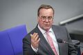 on7dohh53g-v12-ax-s2048.jpeg       -  Seitdem Boris Pistorius aus Niedersachsen in das Kabinett Scholz gewechselt ist, verdient er so viel wie andere Ministerinnen und Minister auch. 