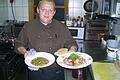 Herr Kendel vom Restaurant Korkenzieher präsentiert die Gerichte zur Fairen Woche.