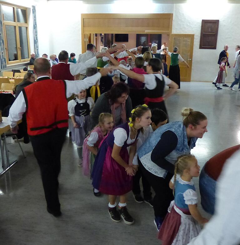 Mit einer Polonaise an der sich Jung und Alt und Groß und Klein beteiligten, wurde der fränkische Tanzabend eingeläutet. Mit einer Polonaise an der sich Jung und Alt und Groß und Klein beteiligten, wurde der fränkische Tanzabend eingeläutet.