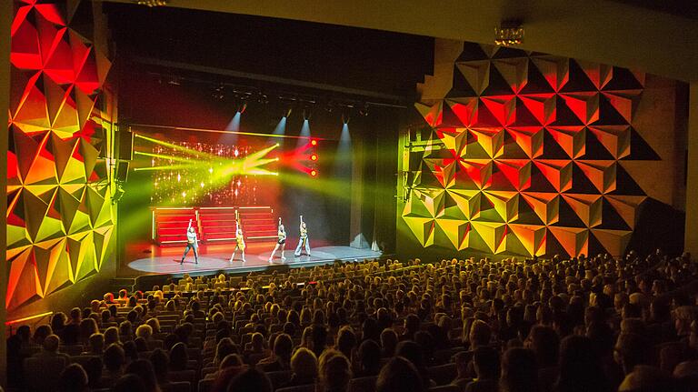 Ausverkauft ist das Theater für alle fünf Shows 'DDC goes CRZY'. Ausverkauft ist das Theater für alle fünf Shows 'DDC goes CRZY'.