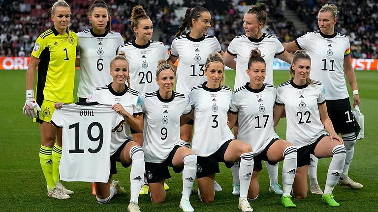 Das Team der Deutschen Frauen-Nationalmannschaft beim Halbfinale gegen Frankreich. Das Team der Deutschen Frauen-Nationalmannschaft beim Halbfinale gegen Frankreich.