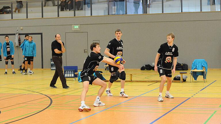 Moritz Karlitzek: ein Hammelburger bei Olympia       -  Diese Archiv-Aufnahme von Moritz Karlitzek (am Ball) im Trikot des TV/DJK Hammelburg stammt aus dem Jahr 2013. Mit auf dem Bild sind Henning Schulte, Friedrich Fell und Trainer Tado Lehmann.