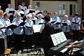 Der Chor des Gesangvereins 1876 Hofheim bei einem Auftritt im Juli 2019. Die damalige Chorleiterin Hermine Wüchner ist 2023 verstorben.