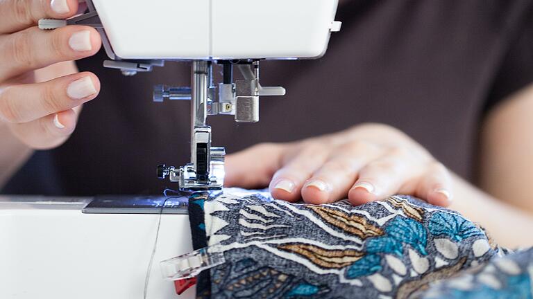 Handarbeiten im Fokus: Nähen, Stricken oder Sticken sind beliebt. In Marktheidenfeld gibt es mittlerweile mehrere Geschäfte in diesem Segment. Handarbeiten im Fokus: Nähen, Stricken oder Sticken sind beliebt. In Marktheidenfeld gibt es mittlerweile mehrere Geschäfte in diesem Segment. 