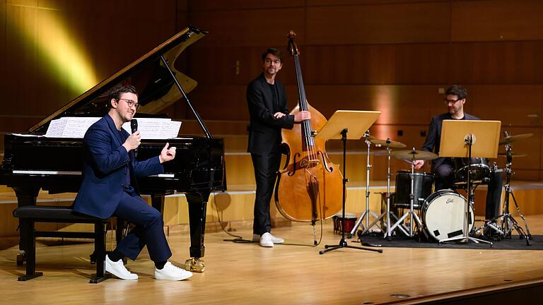 Frank Duprees (links) Moderation macht den Abend mit seinem Trio vollends zum Genuss. Am Bass Jakob Krupp, am Schlagzeug Obi Jenne. Frank Duprees (links) Moderation macht den Abend mit seinem Trio vollends zum Genuss. Am Bass Jakob Krupp, am Schlagzeug Obi Jenne.