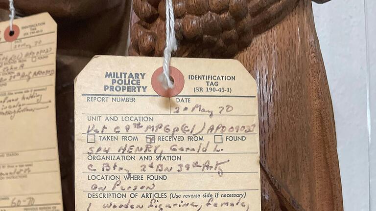 Vier Holzskulpturen aus dem Esszimmer wurden von amerikanischen Soldaten gestohlen. Drei sind wieder aufgetaucht. Sie tragen noch ein Etikett der Militärpolizei. Vier Holzskulpturen aus dem Esszimmer wurden von amerikanischen Soldaten gestohlen. Drei sind wieder aufgetaucht. Sie tragen noch ein Etikett der Militärpolizei. 