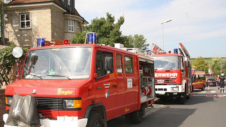 Ein Großangebot von 115 Feuerwehrkräften und 55 Sanitätern rückte am Samstag in Volkach an – zum Glück nur zu einer Großübung. Dem Szenario zufolge war in der Helios-Klinik ein Brand ausgebrochen und die Retter hatten unter der Regie des Örtlichen Einsatzleiters Stefan Möslein Schwerstarbeit zu verrichten. Die Retter mussten mit Schwerem Atemschutz zum Erstangriff in die Klinik um viele Patienten zu evakuieren und verletzte Personen über normale Eingänge, Rettungstreppen und auch mit dem Teleskop-Rettungskorb zu retten. Die Verletzten versorgten die von BRK-Kreisgeschäftsführer Harald Erhard angeführten Sanitäter und um Betroffene und Angehörigen kümmerten sich vier Notfallseelsorger.