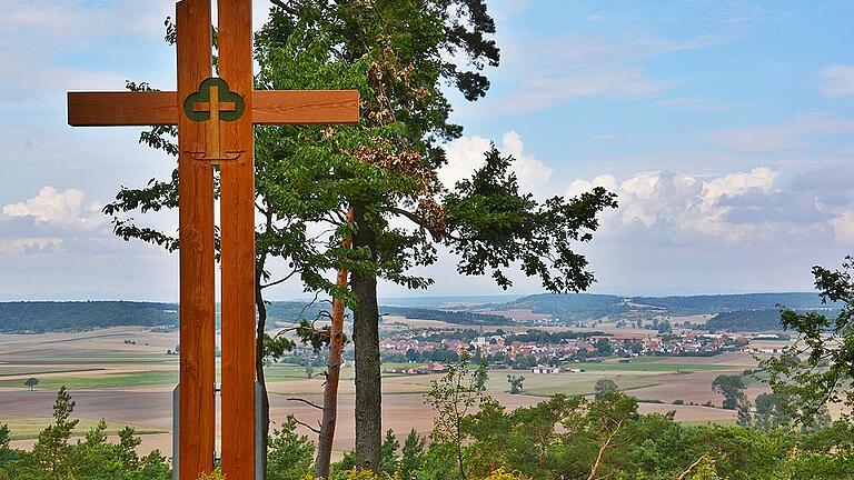 Der Baum als christliches Symbol findet sich im Naturfriedhof St. Ursula in Alsleben im Friedhofskreuz und im Logo wieder. Der Baum als christliches Symbol findet sich im Naturfriedhof St. Ursula in Alsleben im Friedhofskreuz und im Logo wieder.