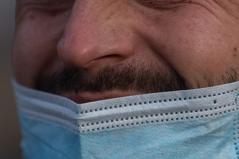Eine Maske, die 'unterhalb des Mundes, und damit nicht korrekt' getragen wird, wird im Online-Wörterbuch des Leibniz-Instituts für Deutsche Sprache als Kinnwindel bezeichnet. Eine Maske, die 'unterhalb des Mundes, und damit nicht korrekt' getragen wird, wird im Online-Wörterbuch des Leibniz-Instituts für Deutsche Sprache als Kinnwindel bezeichnet.