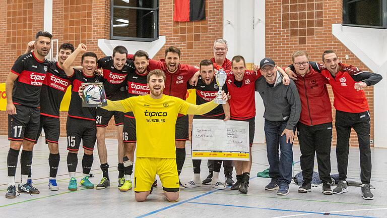 Der TSV Lengfeld hat die Hallenfußball-Kreismeisterschaft in Rottendorf gewonnen. Torhüter Okkes Karakurt (vorne) konnte entscheidende Schüsse halten. Der TSV Lengfeld hat die Hallenfußball-Kreismeisterschaft in Rottendorf gewonnen. Torhüter Okkes Karakurt (vorne) konnte entscheidende Schüsse halten.