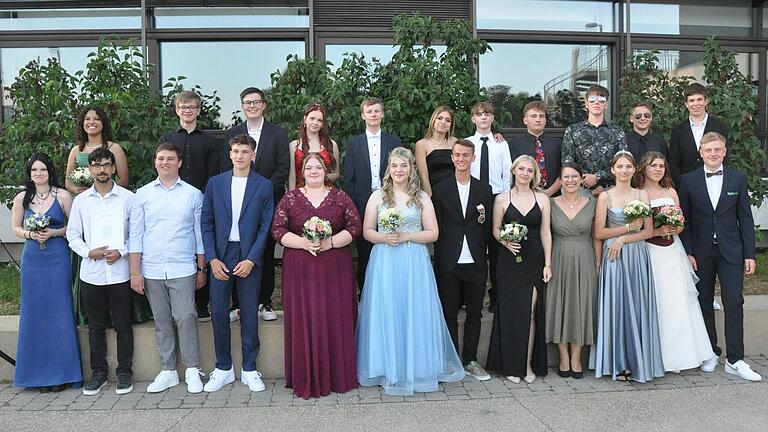 22 Schüler der Klasse M10 konnten ihre Zeugnisse der Mittleren Reife entgegen nehmen. 22 Schüler der Klasse M10 konnten ihre Zeugnisse der Mittleren Reife entgegen nehmen.