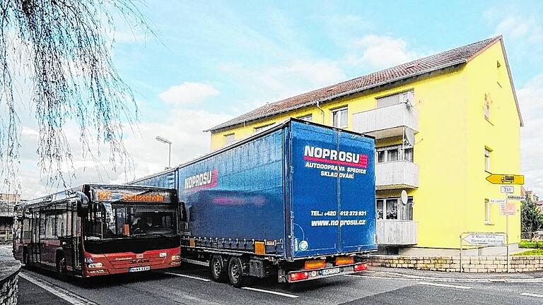 Es geht schon jetzt verdammt eng zu am Landehof. Wenn sich ein Sattelzug und ein Bus begegnen, ist Rangieren angesagt. Es geht schon jetzt verdammt eng zu am Landehof. Wenn sich ein Sattelzug und ein Bus begegnen, ist Rangieren angesagt.
