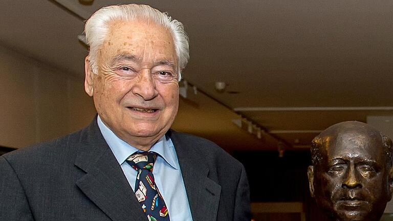 Otto G. Schäfer feiert 80. Geburtstag. Die Aufnahme entstand im Museum Otto Schäfer, dort steht auch die Büste seines Vaters. Otto G. Schäfer feiert 80. Geburtstag. Die Aufnahme entstand im Museum Otto Schäfer, dort steht auch die Büste seines Vaters.