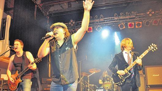 Das Kulturamt Haßfurt hat heuer wieder Europas größte AC/DC-Tribute-Band, &bdquo;Barock&ldquo;, eingeladen. Die Musiker werden am 9. Januar über die Bühne der Stadthalle in Haßfurt fetzen und die Fans der Hardrockband AC/DC sicher erneut begeistern.