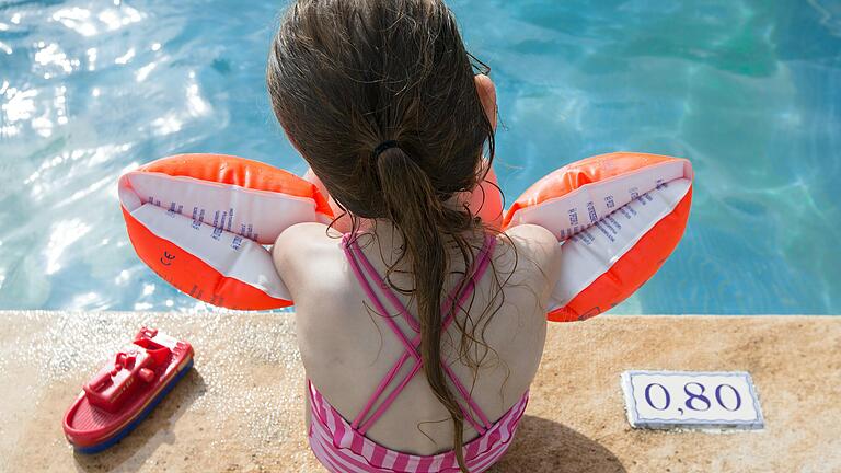 Die Eltern sollten ihre Kinder an das Wasser gewöhnen, Schwimmen lernen sollten sie aber in einem Schwimmkurs. Dieser Meinung ist Michael Tschirschwitz, Abteilungsleiter Schwimmen bei der TG Schweinfurt. Die Eltern sollten ihre Kinder an das Wasser gewöhnen, Schwimmen lernen sollten sie aber in einem Schwimmkurs. Dieser Meinung ist Michael Tschirschwitz, Abteilungsleiter Schwimmen bei der TG Schweinfurt.