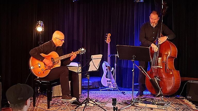 Günter Horn (Gitarre) und Michael Weisel (Kontrabass) bei der Jazzmatinee im Rahmen des Festivals 'Klang der Hölzer' in der Disharmonie. Günter Horn (Gitarre) und Michael Weisel (Kontrabass) bei der Jazzmatinee im Rahmen des Festivals 'Klang der Hölzer' in der Disharmonie.