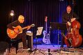 Günter Horn (Gitarre) und Michael Weisel (Kontrabass) bei der Jazzmatinee im Rahmen des Festivals 'Klang der Hölzer' in der Disharmonie.