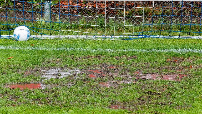 Durch den anhaltenden Regen hatten sich mehrere große Pfützen auf dem Platz gebildet. Durch den anhaltenden Regen hatten sich mehrere große Pfützen auf dem Platz gebildet.