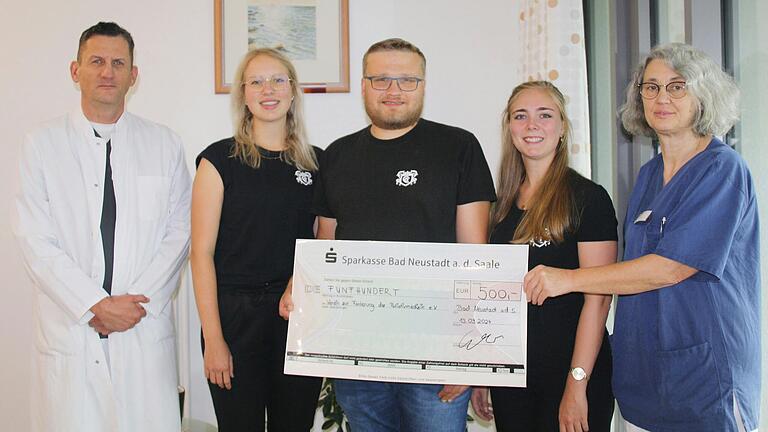 Paula Breunig, Maximilian Rost und Pauline Neugebauer (Mitte) vom Verein Container Grössneuscht e.V. überreichten einen Spendencheck in Höhe von 500 Euro an den Verein zur Förderung der Palliativmedizin e. V. am RHÖN-KLINIKUM Campus Bad Neustadt. Dr. Ute Hiby (rechts) bedankte sich gemeinsam mit Dr. Michael Schneider (links) für die Spende.