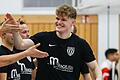 Abklatschen mit den Kollegen: Niklas Fritzler vom TSV Rottendorf. Die Rottendorfer treten als Ausrichter und amtierender Bezirksmeister bei der Würzburger Hallen-Kreismeisterschaft an.