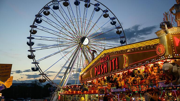 Am Sonntag ging das Würzburger Frühjahrsvolksfest zu Ende. Laut Stadt Würzburg zählte man an den 16 Tagen etwa 190.000 Besucherinnen und Besucher auf dem Festplatz.
