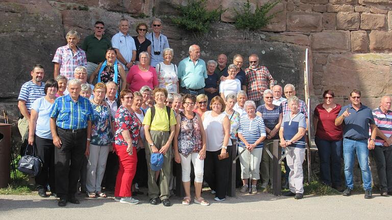 Die Reisegruppe des AKUV vor der Burg 'Haut Koenigsbourg' im Elsass. Die Reisegruppe des AKUV vor der Burg 'Haut Koenigsbourg' im Elsass.