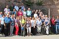 Die Reisegruppe des AKUV vor der Burg 'Haut Koenigsbourg' im Elsass.