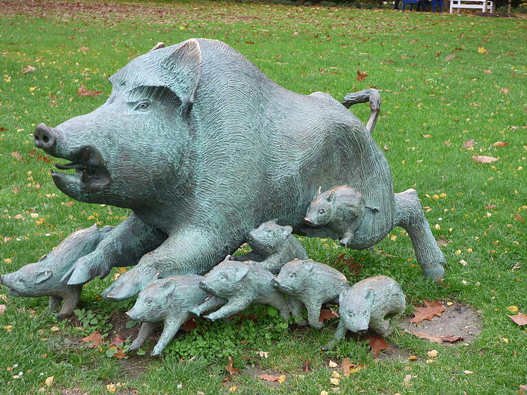 Tierisches Stillleben im Kurpark von Bad Sassendorf – die Skulptur würde auch in den Spessart passen.