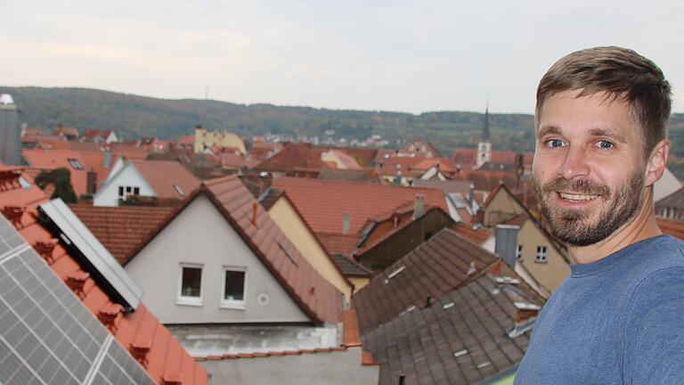 Klimaschutzmanager Philipp Spitzner auf dem Baderturm: Photovoltaikanlagen in der Altstadt gehören zu seinen Themen. - Klimaschutzmanager Philipp Spitzner auf dem Baderturm: Photovoltaikanlagen in der Altstadt gehören zu seinen Themen. Klimaschutzmanager Philipp Spitzner auf dem Baderturm: Photovoltaikanlagen in der Altstadt gehören zu seinen Themen. - Klimaschutzmanager Philipp Spitzner auf dem Baderturm: Photovoltaikanlagen in der Altstadt gehören zu seinen Themen.