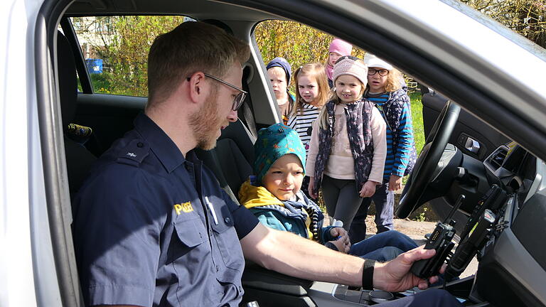 Die Buben und Mädchen des Kindergartens Sankt Niklaus in Ostheim nahmen stolz auf dem Fahrersitz Platz. Dabei erklärte Polizeikommissar Jonas Meder den Kindern die Technik im Polizeiauto. Die Buben und Mädchen des Kindergartens Sankt Niklaus in Ostheim nahmen stolz auf dem Fahrersitz Platz. Dabei erklärte Polizeikommissar Jonas Meder den Kindern die Technik im Polizeiauto.